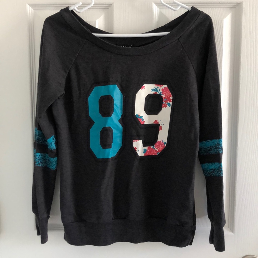 Scoop neck long sleeve